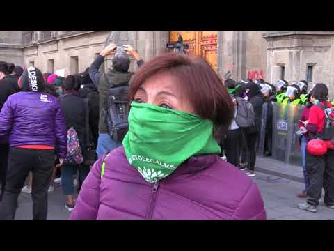 Mexicanas pintan fachada del Palacio Nacional en protesta por feminicidios