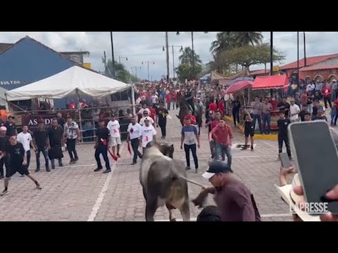 Messico, a Tlacotalpan le proteste non fermano la corsa dei tori