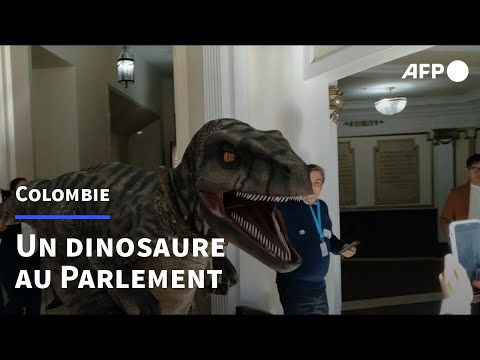 Un dinosaure interrompt le parlement colombien pour rappeler l'urgence climatique | AFP