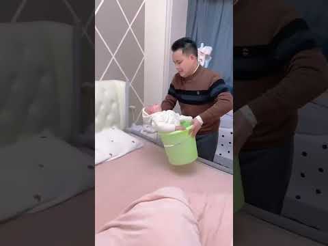 小滔滔半天没动静，原来是在桶里玩着玩着睡着了，爸爸拎着桶就倒到了床上😂#被小宝宝这表情拿捏了 #聪明宝宝申请出战 #六月龄人类幼崽的一天 #晒出越养越上头的人类幼崽
