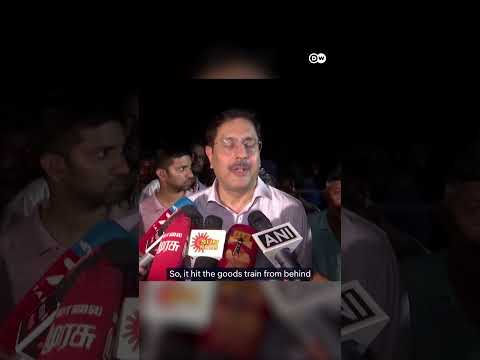 Train collision in India causes 12 cars to derail | DW News