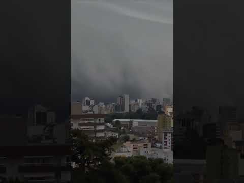 Brazil: Timelapse captures massive shelf cloud moving over Caxias do Sul