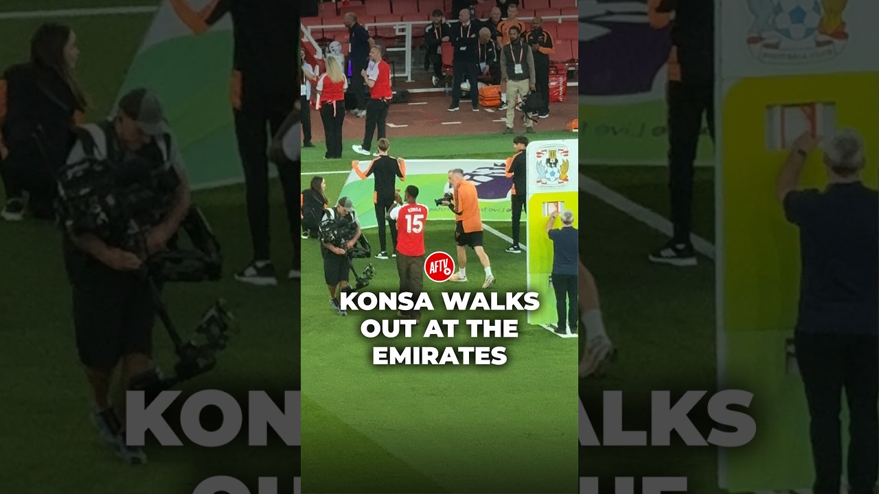 Our new signing Konsa walks out at the Emirates! 👏