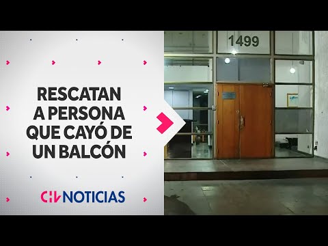 RESCATAN A PERSONA que cayó desde un balcón en Santiago Centro - CHV Noticias