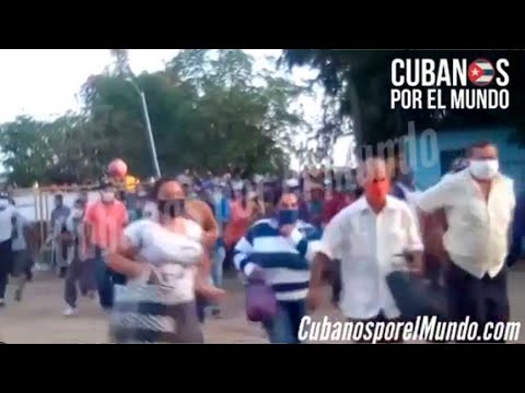 “QUÉ VERGÜENZA” Multitud de cubanos en estampida para comprar en un mercado de Camagüey