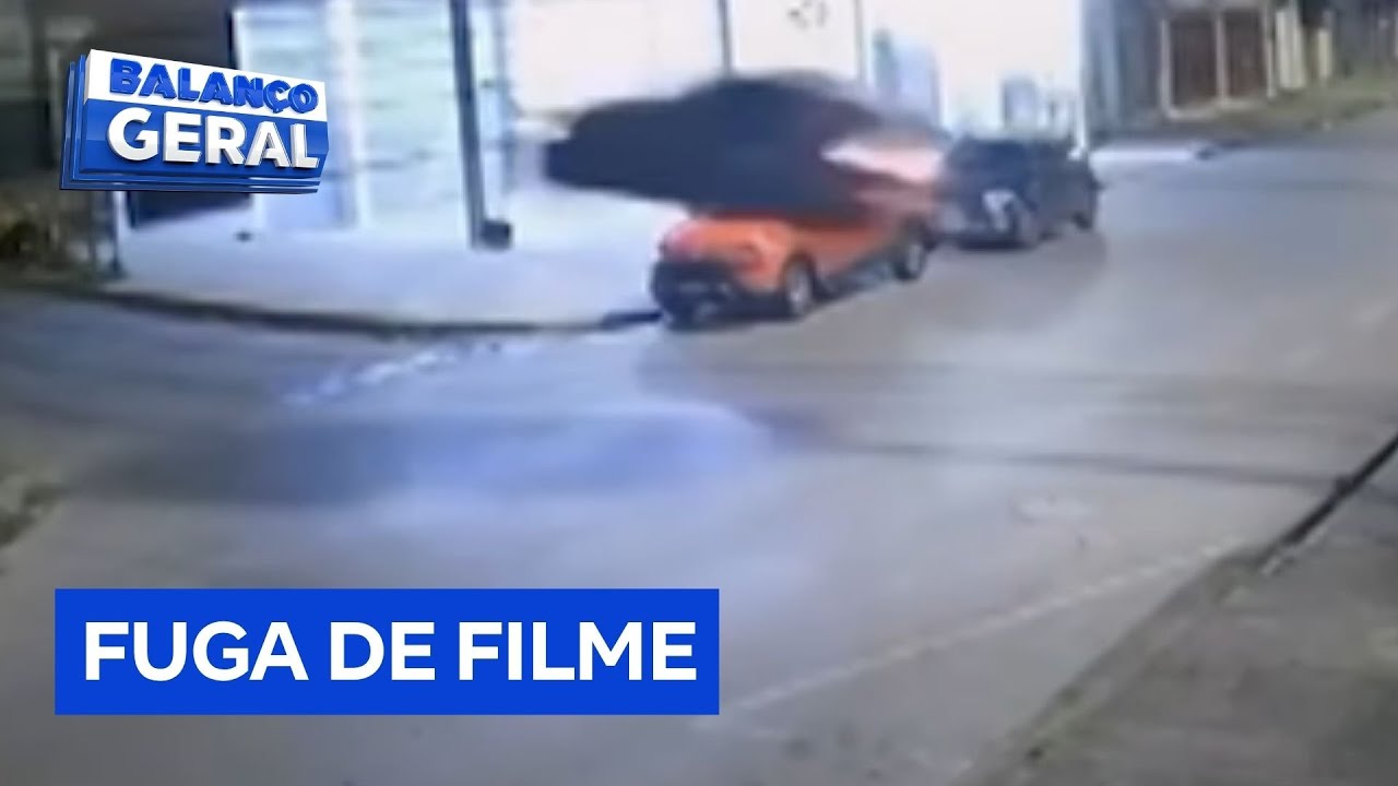 Carro roubado voa durante perseguição policial
