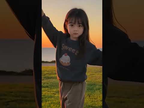 둠치 둠치 | 노을 아래 둠칫둠칫 🌅 꼬마 댄서의 귀여운 <strong>춤</strong>