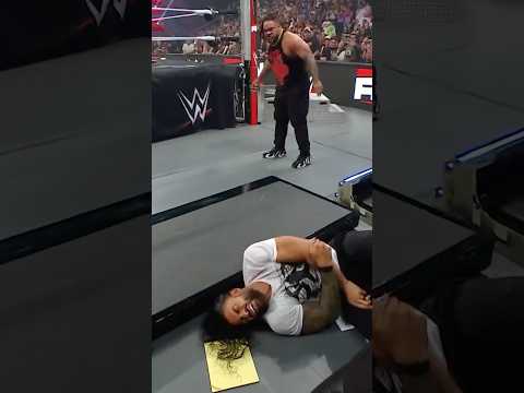 When Jacob Fatu and Roman Reigns are brawling, nobody is safe. 😵 #WWERaw