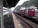 興津駅を貨物列車通過