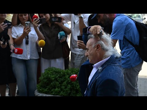 Kosovo lawyer shaves head over failure to constitute parliament | AFP