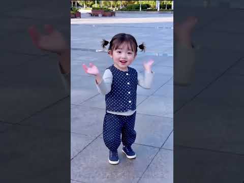 新学的舞蹈献给姨姨们#骗你生<strong>女</strong>儿 #人类幼崽 #爱跳舞的小姑娘 #萌娃跳舞
