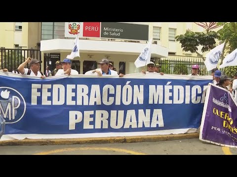 Doctors protest over pay and working conditions in Peru