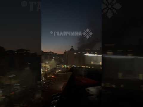 ❗️Серйозна пожежа у Львові — над містом здійнявся густий дим. Задимлення охопило всі поверхи