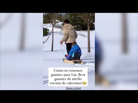 Natalia Sánchez y Marc Clotet enseñan a su hija a montar en trineo