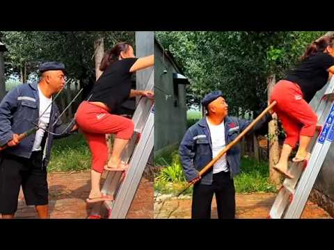 不小心戳到老婆的屁股！这下惨了！#逗乐夫妻 #搞笑 #funny