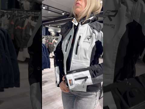 De Rukka Flexorina is een waterdichte motojas voor de vrouwlijke motorrijders👌🏼#rukka #flexorina