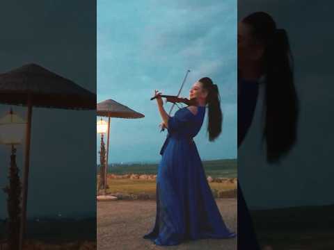 Imagine a Versace Night in Italy.. With THIS Playing Live 🎻🍷🇮🇹