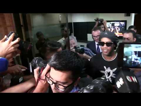 Ordenan prisión preventiva a Ronaldinho, que regresa a cárcel de Asunción