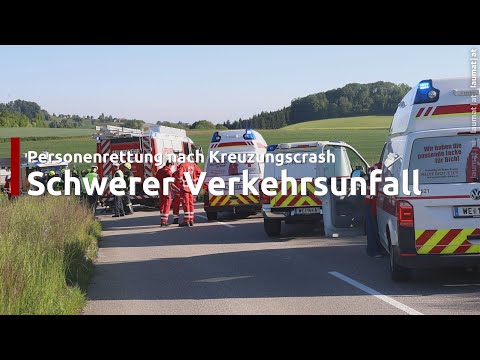 Personenrettung nach schwerem Kreuzungscrash zwischen zwei PKW in Pennewang