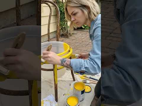 #DIY Old Chair + Flower Pot = Charming Garden Planter #creativediy