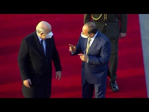فيديو: تبّون يصل القاهرة في أول زيارة لرئيس جزائري منذ 14 عاماً…