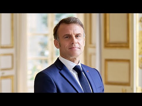 À chaque fois qu'il y a une crise politique, Emmanuel Macron s'envole