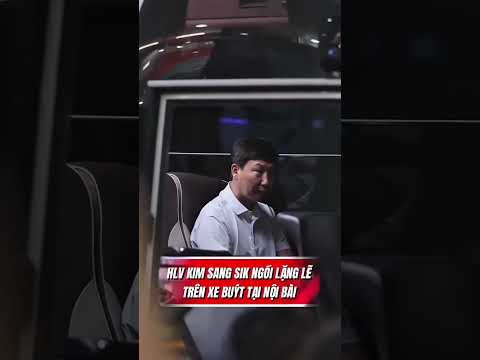 HLV Kim Sang-sik ngồi lặng lẽ trên xe buýt chở ĐT Việt Nam về khách sạn sau chuyến bay từ Thái Lan