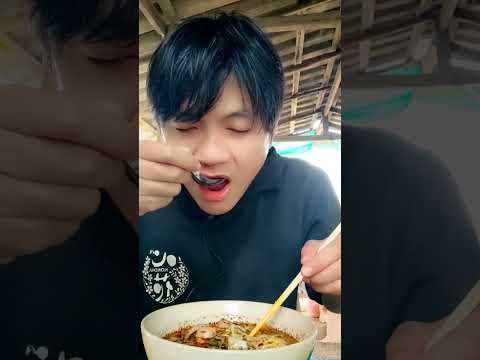 ก๋วยเตี๋ยวเนื้อข้างทางพริกคั่