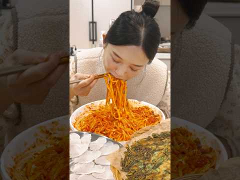 냉제육엔 비빔칼국수