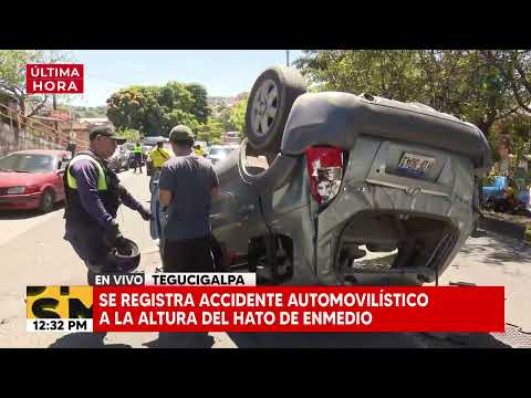 Automóvil cae de un estacionamiento en el Hato de Enmedio: 'venía en el aire'