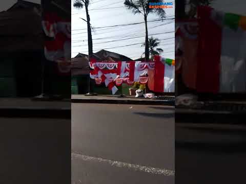 Pedagang Bendera Merah Putih Sudah Mulai Bermunculan Di pinggir-pinggir Jalan Kabupaten Sumedang