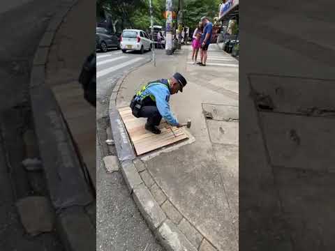 [Video] ¡Gran gesto! Agente de tránsito arregla un hueco con sus propios medios
