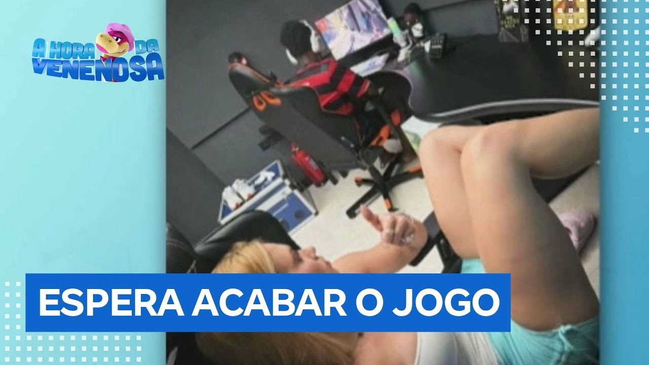 Casal da vida real Virginia Fonseca mostra que espera enquanto Vini Jr joga videogame