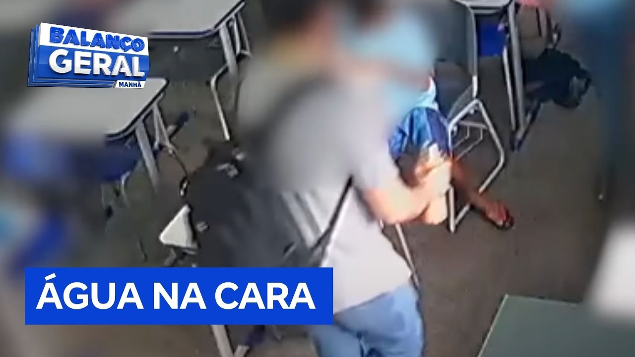 Professor é flagrado jogando água no rosto de aluna