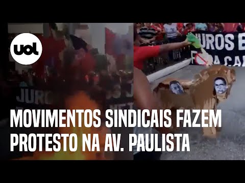 Protesto na Av. Paulista: manifestantes colocam fogo em boneco com fotos de Campos Neto e Bolsonaro