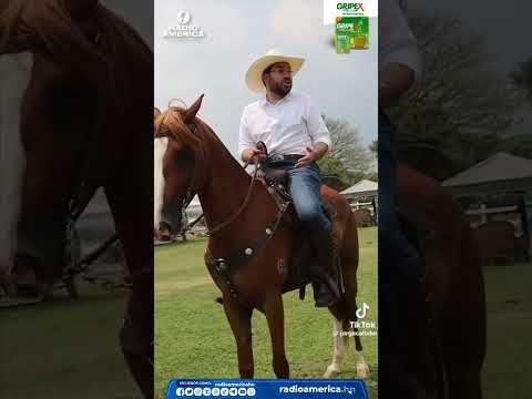 Jorge Cálix montado en un caballo. Calentando motores, escribió