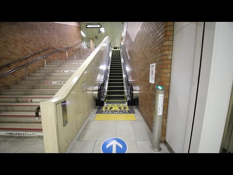 【日立製】バスセンター前駅　昇りエスカレーター