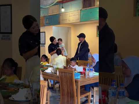 Santap siang bersama keluarga di RM Ayam Goreng Kartini.