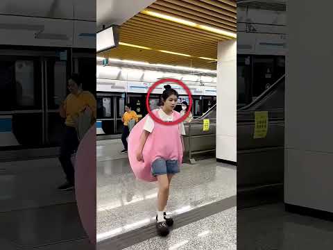 Il vestito che diventa un divano