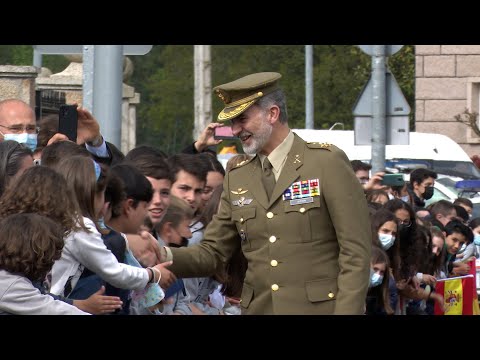El rey Felipe VI 'sella' su credencial de peregrino en Sarria