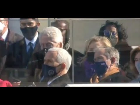 PARECE QUE SE DESVELÓ BILL CLINTON… SE ANDABA QUEDANDO DORMIDO EN LA TOMA DE PROTESTA DE BIDEN