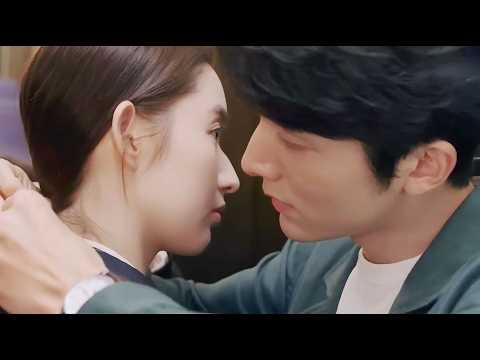 🌟A male best friend gives girl a necklace she has wanted for a long time and puts it on her himself.