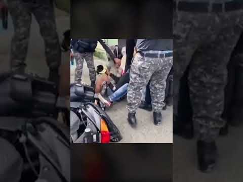 Policías sorprenden a hombres armados en una motocicleta en SFM