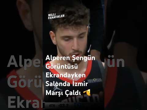 Alperen Şengün sahada tüm enerjisiyle mücadele ederken, salonda İzmir Marşı yankılanıyor! 💪🇹🇷