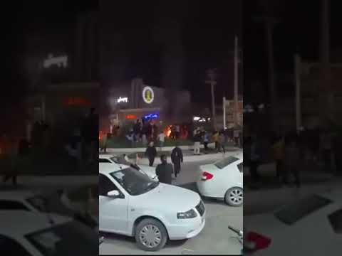 イラン各地で「ハメネイ師死亡」の一報を受け市民が歓喜　像を倒す様子も