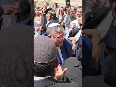 השר לביטחון לאומי איתמר בן גביר בריקודים סוערים עם רבני ישיבת הר הבית