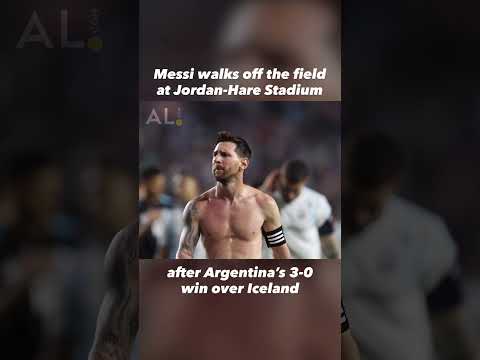 Argentina's Lionel Messi waves to fans as he walks off the field at Jordan-Hare Stadium 🤩⚽️🦅🐯🇦🇷