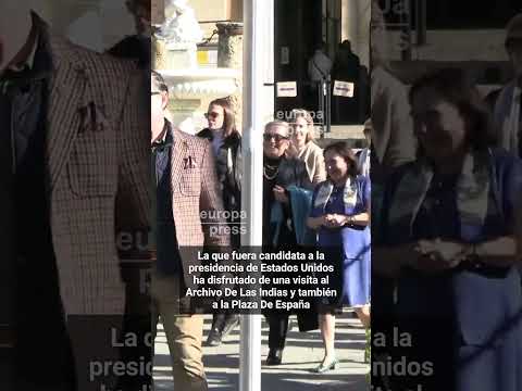 Hillary Clinton pasea por el centro de Sevilla como una turista más