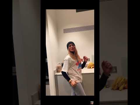 Loredana geht durch die Wohnung.