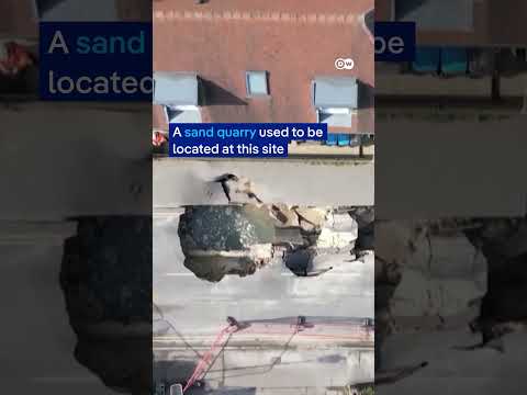 Large sinkhole appears in England | DW News